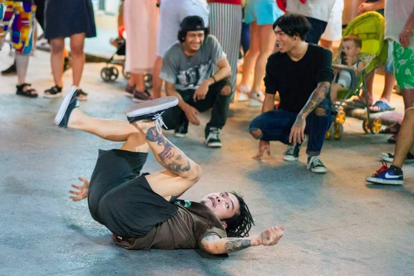 Koh Phuket, Tayland - 11 Mart 2018 Adam break dans yapıyor
