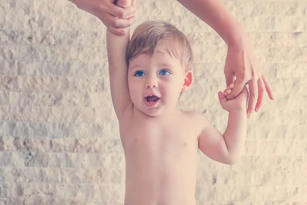 Mignon Garcon Aux Yeux Bleus Apprend A Marcher Avec L Aide De La Mere Humain Bebe Stock Photo