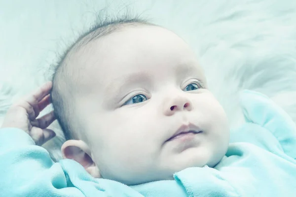 Mignon Bebe Couche Sur Une Fourrure Blanche Tonique Magnifique Fille Stock Photo Mignon Bebe Couche Sur Une Fourrure Blanche Tonique Magnifique Fille Stock Photo