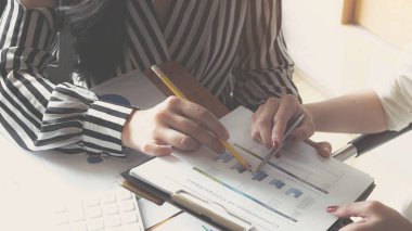 Piyasadaki durumu tartışmak için iş adamlarıyla toplantım var. İş Finansal Konsepti