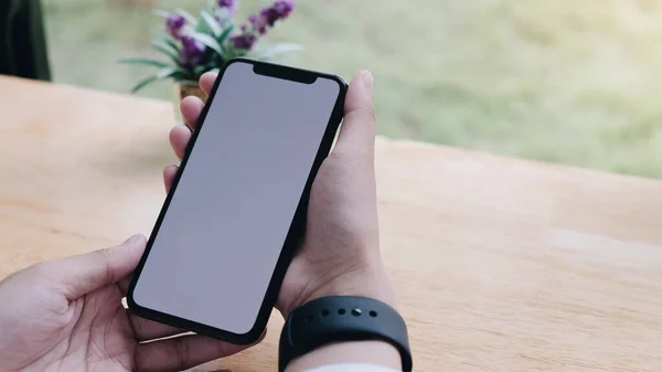 Närbild Kvinnans Händer Håller Tom Skärm Smartphon — Stockfoto