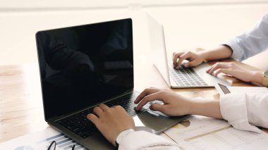 İş ekibi toplantısı. Finans görevi. Dijital tablet klavye dizüstü bilgisayarı akıllı telefon kullanarak kenetleme.