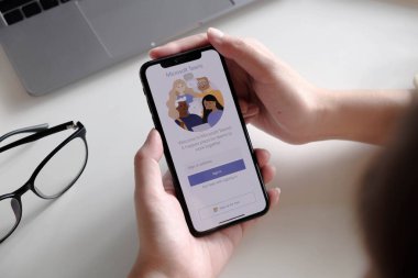 CHIANG MAI, THAILAND - JUL 03 2020: Ev çalışanlarından bir çalışma Microsoft sosyal platformunu indiriyor, evden izole bir şekilde çalışmaya hazır