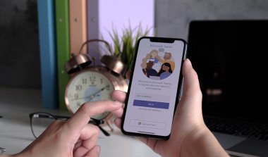 CHIANG MAI, THAILAND - JUL 03 2020: Ev çalışanlarından bir çalışma Microsoft sosyal platformunu indiriyor, evden izole bir şekilde çalışmaya hazır