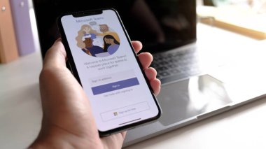 CHIANG MAI, THAILAND - JUL 03 2020: Ev çalışanlarından bir çalışma Microsoft sosyal platformunu indiriyor, evden izole bir şekilde çalışmaya hazır