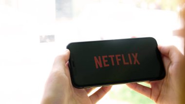 CHIANG MAI, THAILAND, 17 Haziran 2020: Apple iPhone X üzerinde Netflix logosu olan akıllı telefonu tutan kadın. Netflix, dünya çapında bir dizi ve film sağlayıcısıdır.