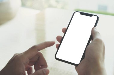 Akıllı telefon kullanan bir kadın. Montage.net hizmet için boş ekran cep telefonu..