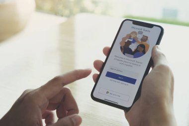 CHIANG MAI, THAILAND - 25 JUL 2020: Ev çalışanlarından bir çalışma Microsoft sosyal platformunu indiriyor, evden izole bir şekilde çalışmaya hazır