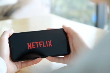 CHIANG MAI, THAILAND JUL 25, 2020: iPhone XS ekranında Netflix logosu. Netflix, televizyon bölümleri ve filmler için uluslararası bir abonelik hizmetidir.