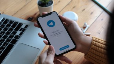 CHIANG MAI, THAILAND 6 Mayıs 2020: Apple iPhone X ekranında telgraf uygulama simgesi. Telgraf uygulaması simgesi. Telegram bir çevrimiçi sosyal medya ağıdır. Sosyal medya app