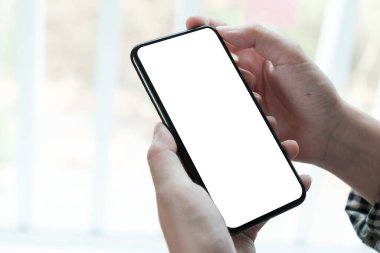 Akıllı telefon kullanan bir kadın. Montage.net hizmet için boş ekran cep telefonu.