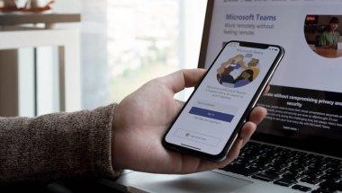 CHIANG MAI, THAILAND - 11 APR 2020: Evden izole bir şekilde çalışmaya hazır Microsoft Ekipleri sosyal platformunu indiriyor