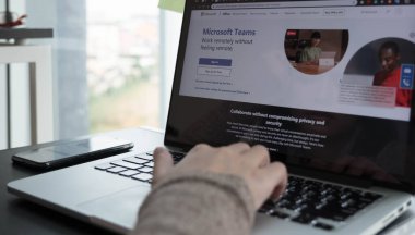 CHIANG MAI, THAILAND - 11 APR 2020: Evden izole bir şekilde çalışmaya hazır Microsoft Ekipleri sosyal platformunu indiriyor