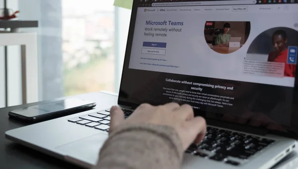 CHIANG MAI, THAILAND - 11 APR 2020: Evden izole bir şekilde çalışmaya hazır Microsoft Ekipleri sosyal platformunu indiriyor