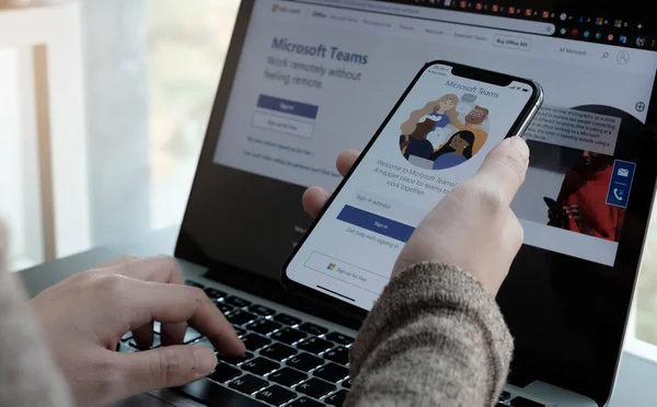 CHIANG MAI, THAILAND - 11 APR 2020: Evden izole bir şekilde çalışmaya hazır Microsoft Ekipleri sosyal platformunu indiriyor