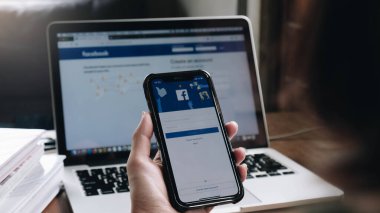 CHIANG MAI, THAILAND 18 YIL 2018: Sosyal İnternet hizmet Facebook 'u olan iPhone X' i elinde tutan kadın