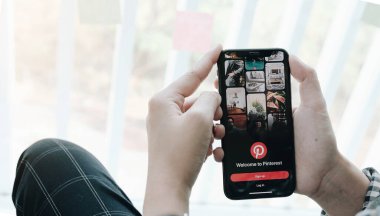 CHIANG MAI, THAILAND - 8 Temmuz 2020: Elele tutuşan Apple Iphone X siyah renk ve ekranda Pinterest uygulaması. Pinterest, insanların ilginç şeylerini iğnelemesini sağlayan çevrimiçi bir pinboard.