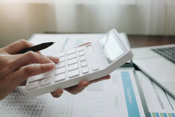 Matematik finansmanı için hesap makinesi ve dizüstü bilgisayar kullanan iş kadını ofis ve iş geçmişi, vergi, muhasebe, istatistik ve analitik araştırma konsepti