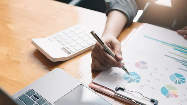 Business Man Investment Consultant Analyseren Bedrijf Jaarlijks Financieel Verslag Balans — Stockfoto