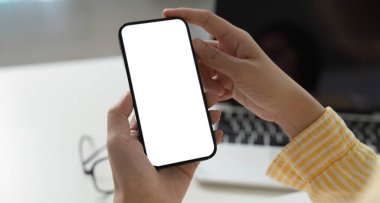 Boş ekranlı akıllı telefonu sergilemek, uygulama promosyonu ya da dijital pazarlama için ideal. Mobil teknolojiye ve kullanıcı katılımına odaklan.