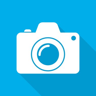 Düz tasarım beyaz kamera simgesi. Vektör çizim. Kamera simgesi mavi zemin üzerine uzun gölge ile.