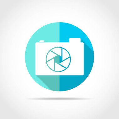 Beyaz fotoğraf makinesi uzun gölge ile düz tasarım. Vektör çizim. Basit fotoğraf kamera simgesi mavi yuvarlak düğmesini.