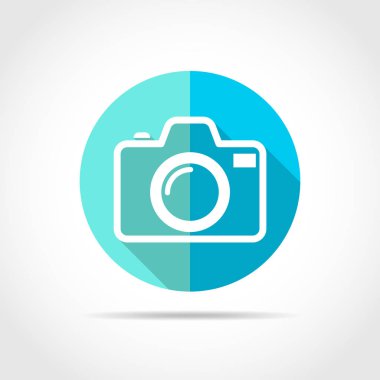 Beyaz fotoğraf makinesi uzun gölge ile düz tasarım. Vektör çizim. Basit fotoğraf kamera simgesi mavi yuvarlak düğmesini.