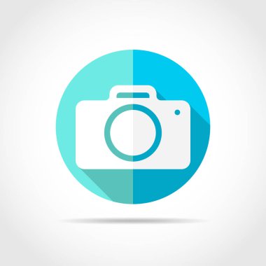 Beyaz fotoğraf makinesi uzun gölge ile düz tasarım. Vektör çizim. Basit fotoğraf kamera simgesi mavi yuvarlak düğmesini.