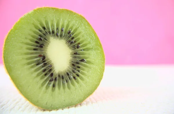 Close Van Gesneden Helft Gesneden Verse Kiwi Geïsoleerd Wit Katoenen — Stockfoto