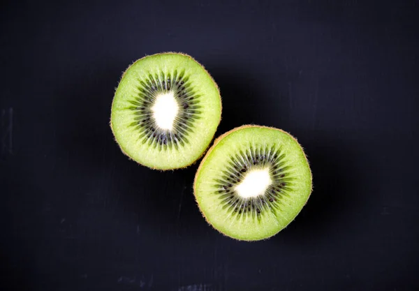 Snijd Gesneden Vers Kiwi Fruit Geïsoleerd Overlay Acryl Zwart Krassend — Stockfoto