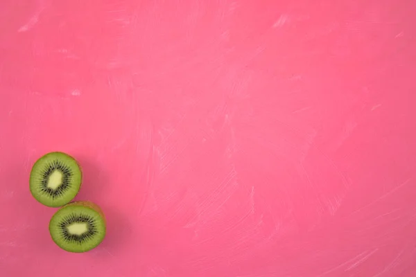 Kesilmiş Dilimlenmiş Taze Kiwifruit Akrilik Pembe Çizgili Grunge Üzerine Izole — Stok fotoğraf