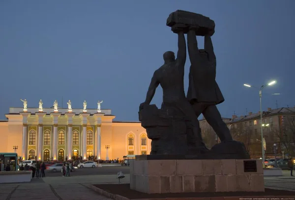 Arquitectura Monumentos Ciudad República Kazajstán Karaganda Ciudad Imágenes de stock libres de derechos