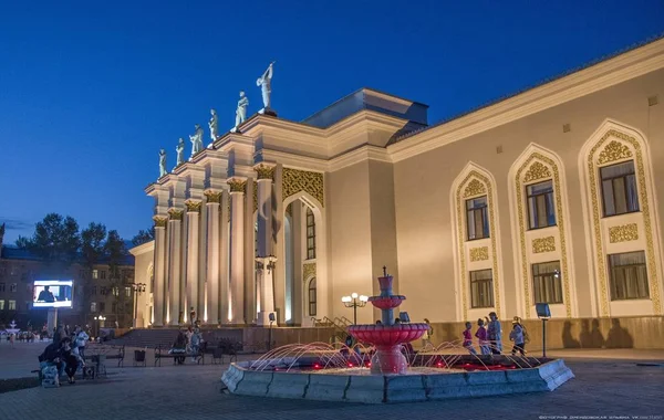 Arquitectura Monumentos Ciudad República Kazajstán Karaganda Ciudad Imagen de archivo