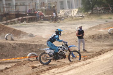Temirtau 'daki motokros müsabakaları 26.08.2017 yılındaydı. Karaganda. Kazakistan.