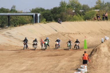 Temirtau 'daki motokros müsabakaları 26.08.2017 yılındaydı. Karaganda. Kazakistan.