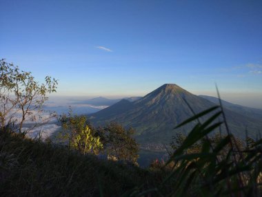 Güzel mavi gökyüzü Dağdan görünen bulutlarla