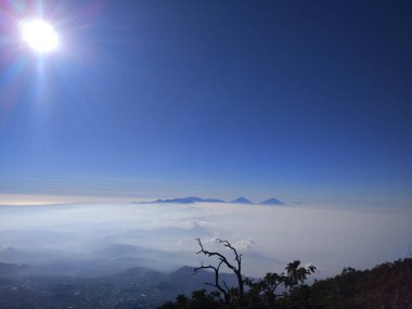 Güzel mavi gökyüzü Dağdan görünen bulutlarla