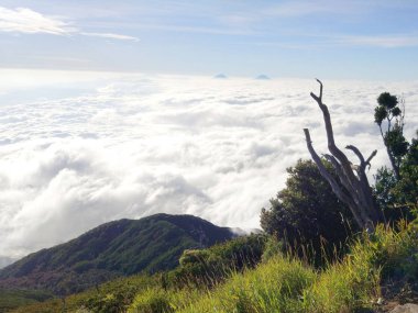 Güzel mavi gökyüzü Dağdan görünen bulutlarla