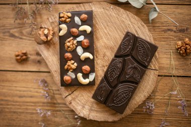 Ahşap arka planda fındıklı el yapımı çikolata.