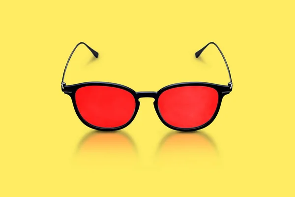濃いプラスチックと金属製のエレガントなガラス 黄色の背景に赤い眼鏡 — ストック写真