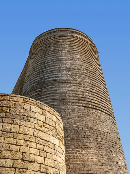 Torre de donzela contra o céu azul — Fotografia de Stock