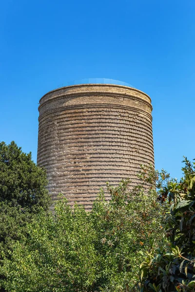 Torre de donzela cercada por árvores verdes — Fotografia de Stock