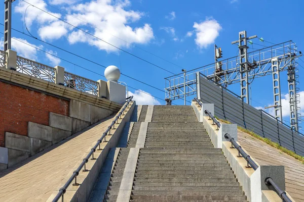 Escadas de pedra de uma ponte pedonal com grades de metal — Fotografia de Stock