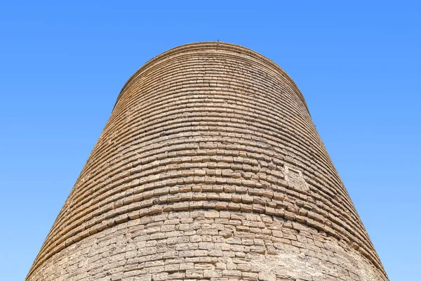 De Meisjestoren in Baku, zicht van onderen — Stockfoto