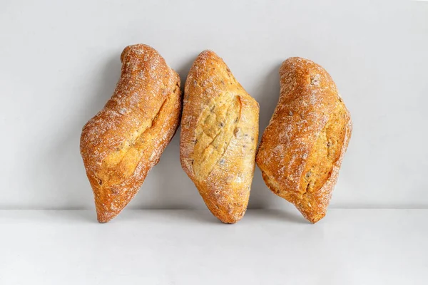 Drie broodjes met gouden krokante korst — Stockfoto