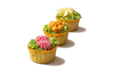 beyaz zemin üzerine kek