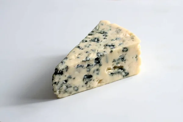 Formaggio blu su sfondo chiaro — Foto Stock