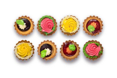 Beyaz arka planda kapkekler. İzole edilmiş