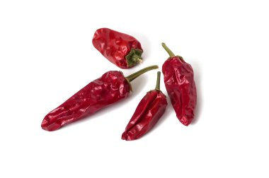 Dört kırmızı acı biber.