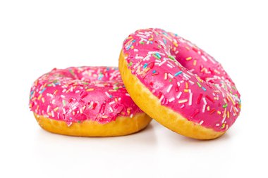 Kremalı ve çok renkli donutlar, beyaz arka planda izole edilmiş.